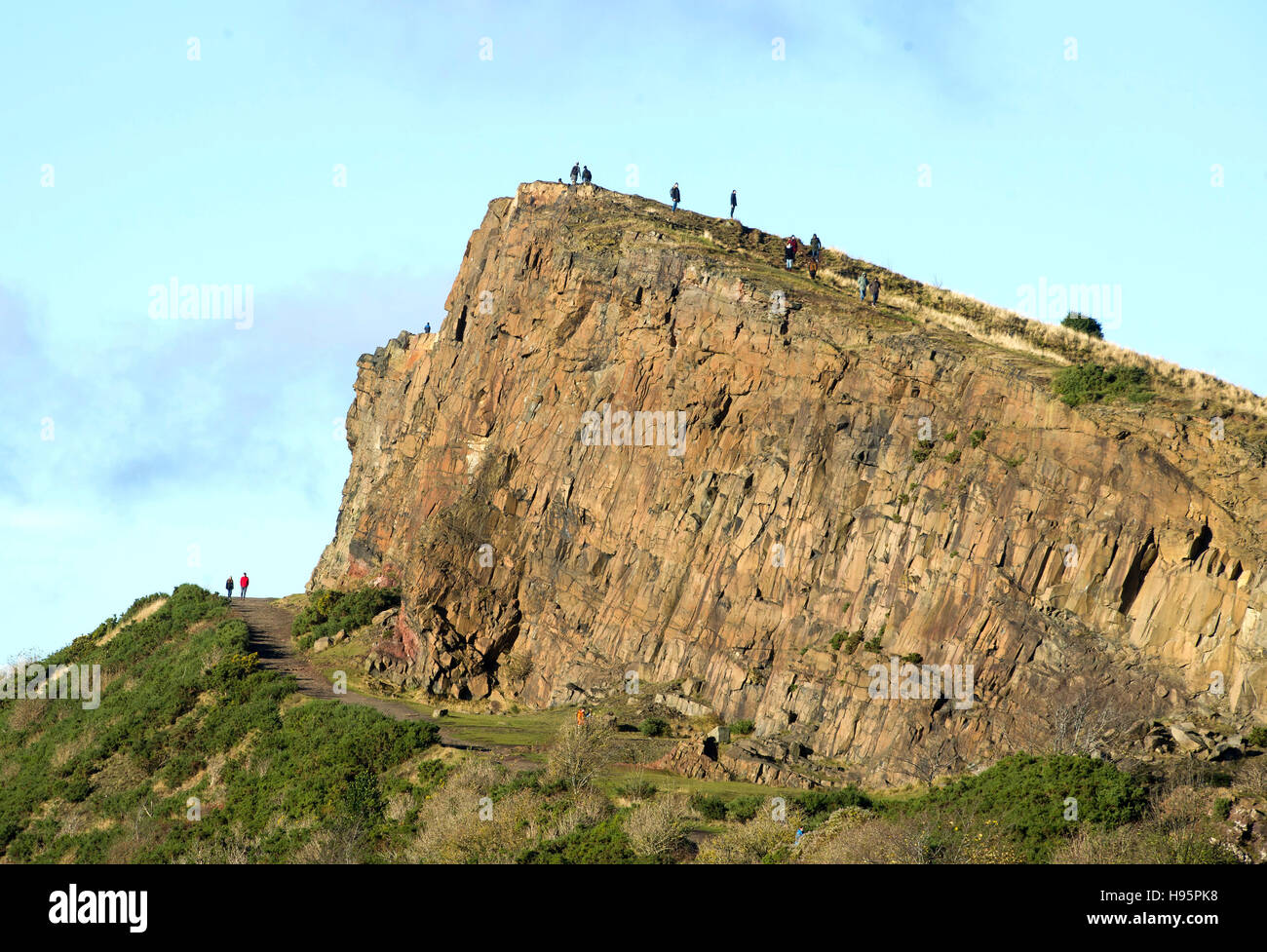 Il radicale strada a Salisbury Crags in Holyrood Park, Edimburgo, Scozia, Regno Unito. Foto Stock