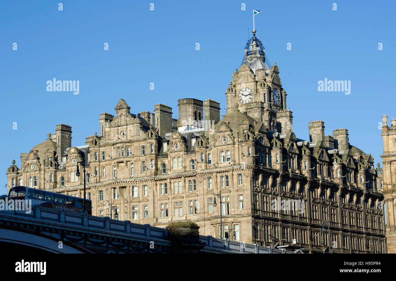 The Balmoral Hotel in Edinburgh, che siede accanto alla stazione di Waverley su Princes Street al suo incrocio con il North Bridge. Foto Stock