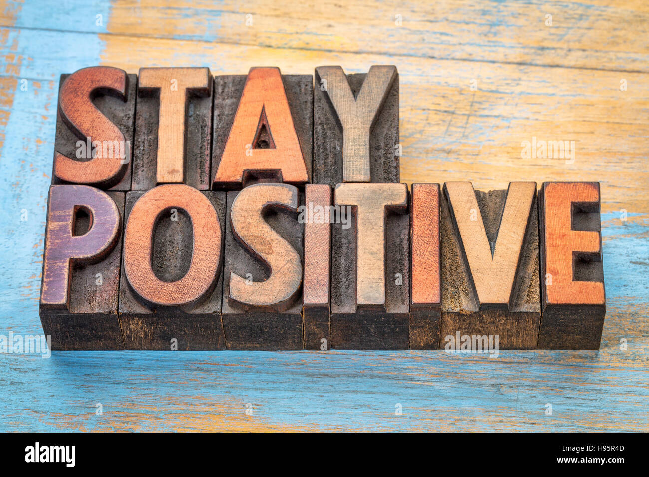 Rimanere positivo - parola motivazionale in astratto vintage tipografia blocchi Foto Stock