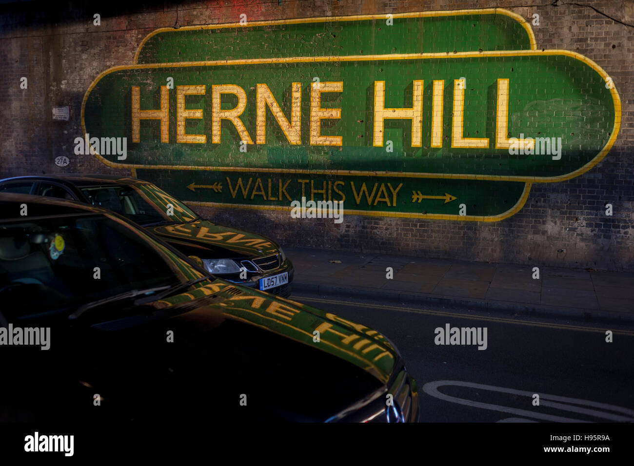 Il grande segno sotto il ponte della ferrovia annunciando Herne Hill, Lambeth SE24 nel sud di Londra. Foto Stock
