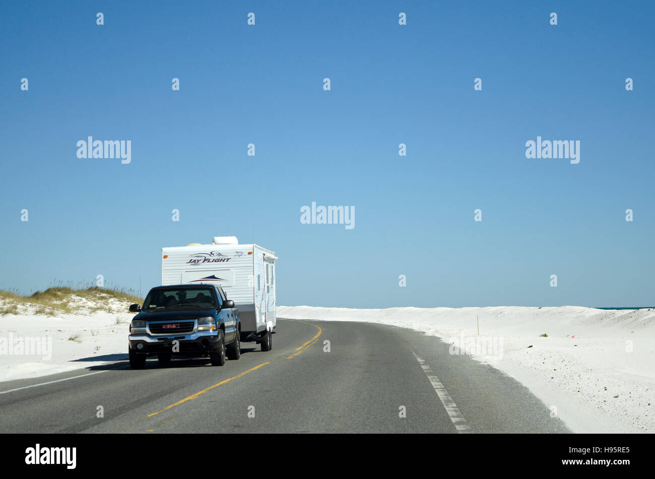 La spiaggia di Pensacola Florida USA - Veicolo di un sistema di traino caravan lungo la Gulf Coast highway Foto Stock