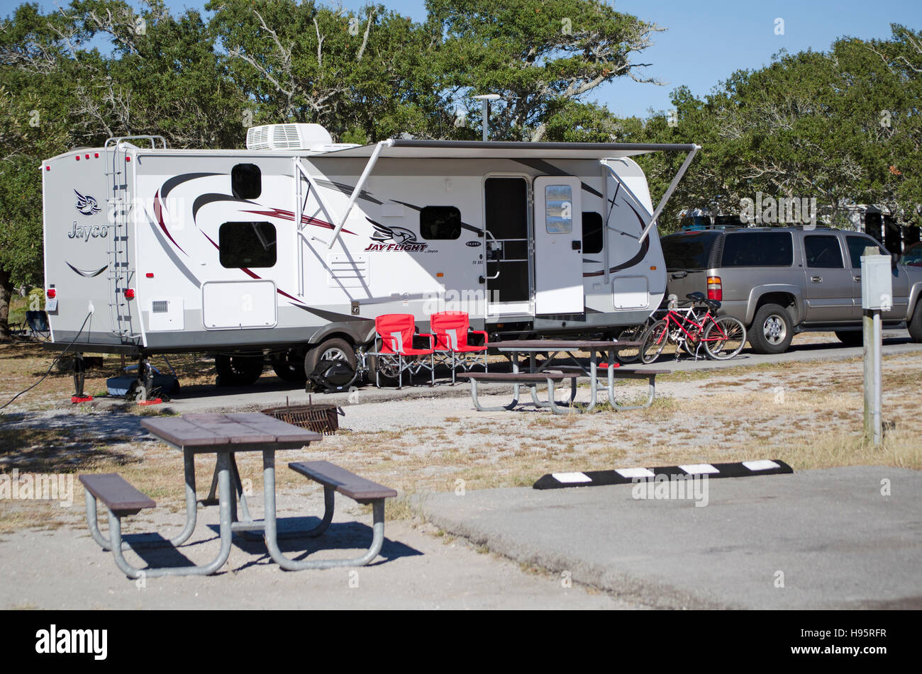 Campeggio Florida USA - auto e caravan su un passo in un campeggio della Florida Foto Stock