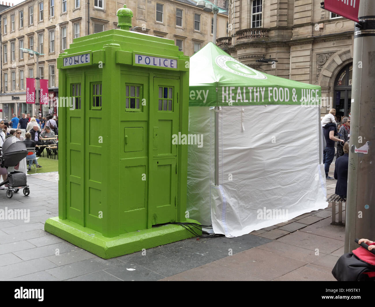 Verde Il Ristorante vegano pop up box di polizia dr who tardis sito per l'Edera Glasgow famoso celeb ritrovo apertura 2017 previsto Foto Stock