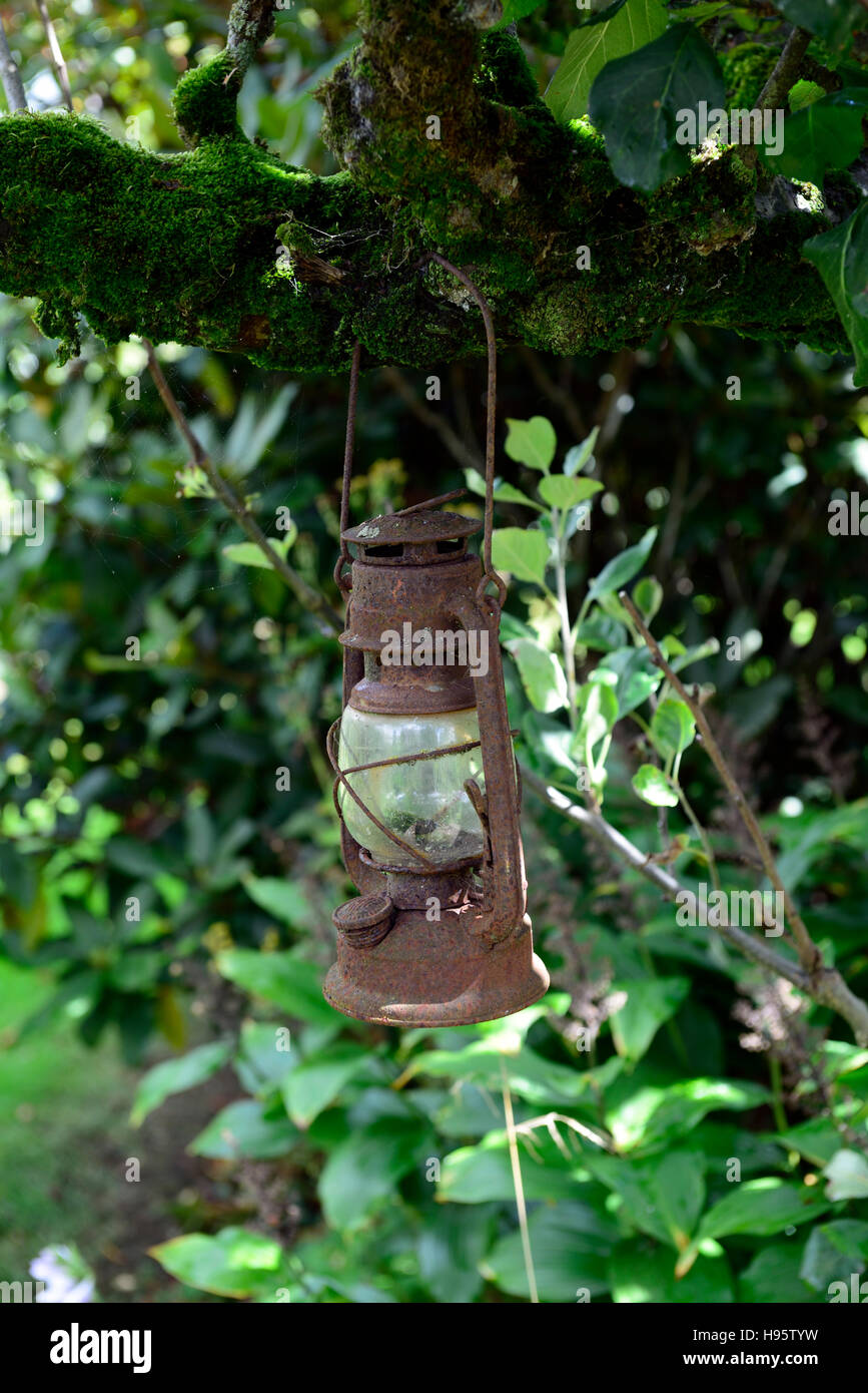 Il vecchio olio lampada arrugginite arrugginito ornamento giardino giardino ornamentale delle luci di luce di illuminazione giardinaggio giardini floreali RM Foto Stock