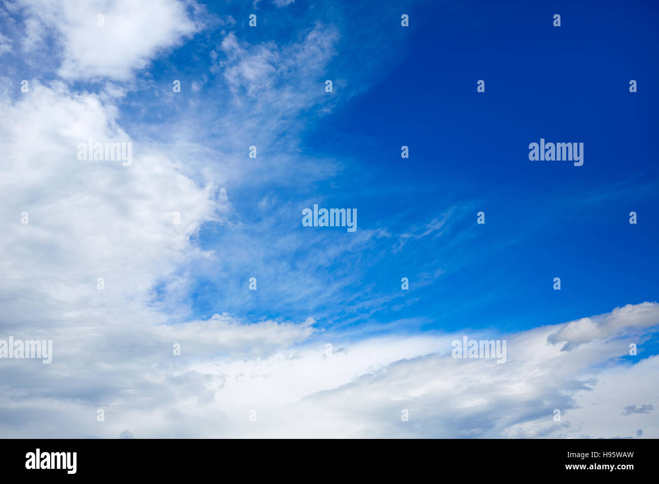 Il cielo blu con nuvole bianche in una soleggiata giornata estiva Foto Stock