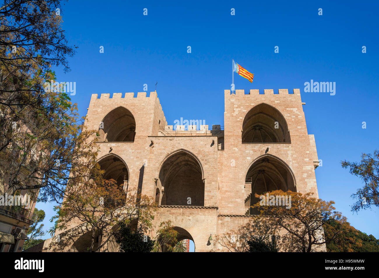La facciata posteriore della porta di Serranos o Torri di Serranos, parte delle antiche mura della città di Valencia, Spagna Foto Stock