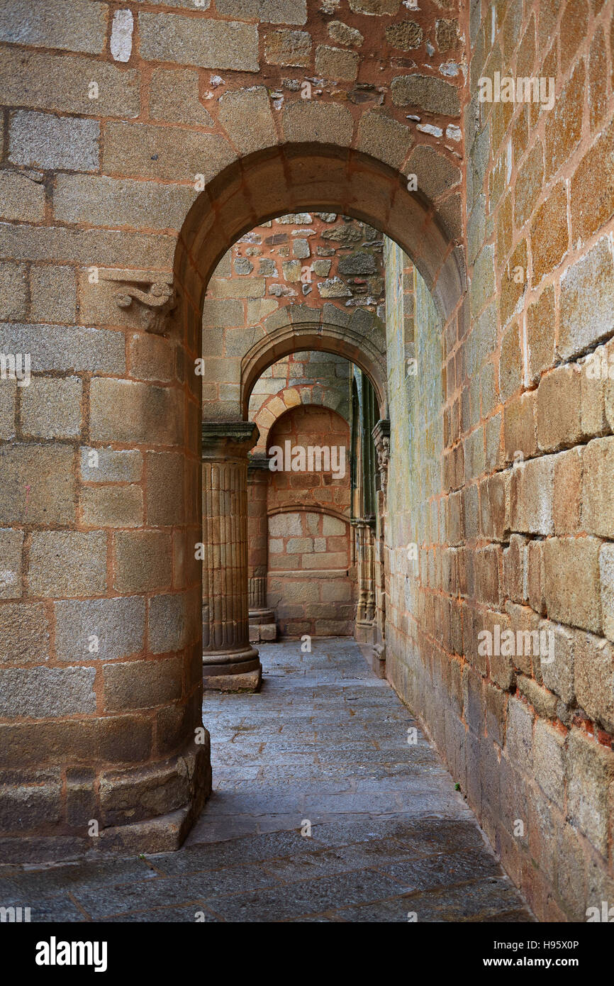 Caceres chiesa di Santiago in Estremadura di Spagna con la via de la Plata Foto Stock