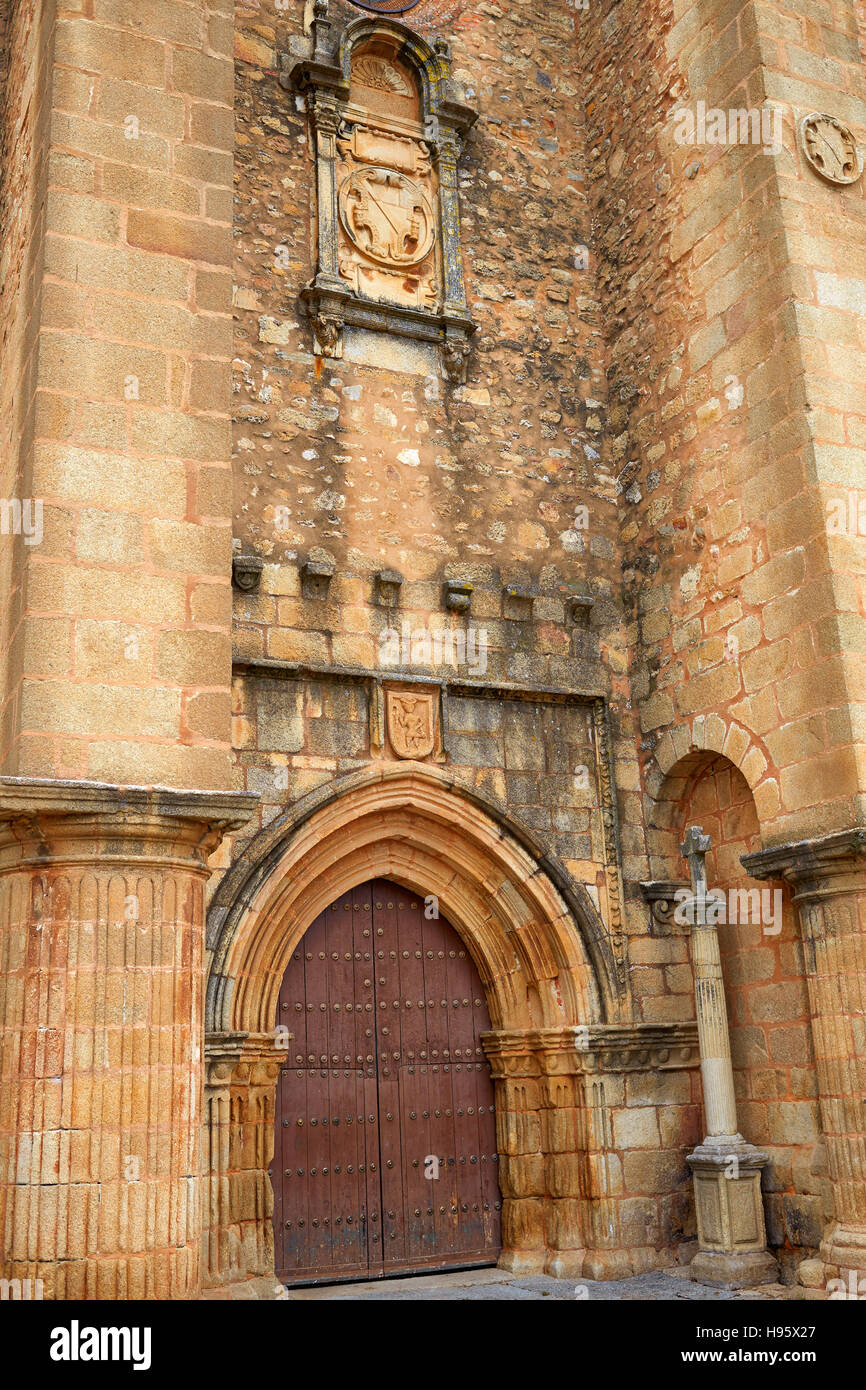 Caceres chiesa di Santiago in Estremadura di Spagna con la via de la Plata Foto Stock