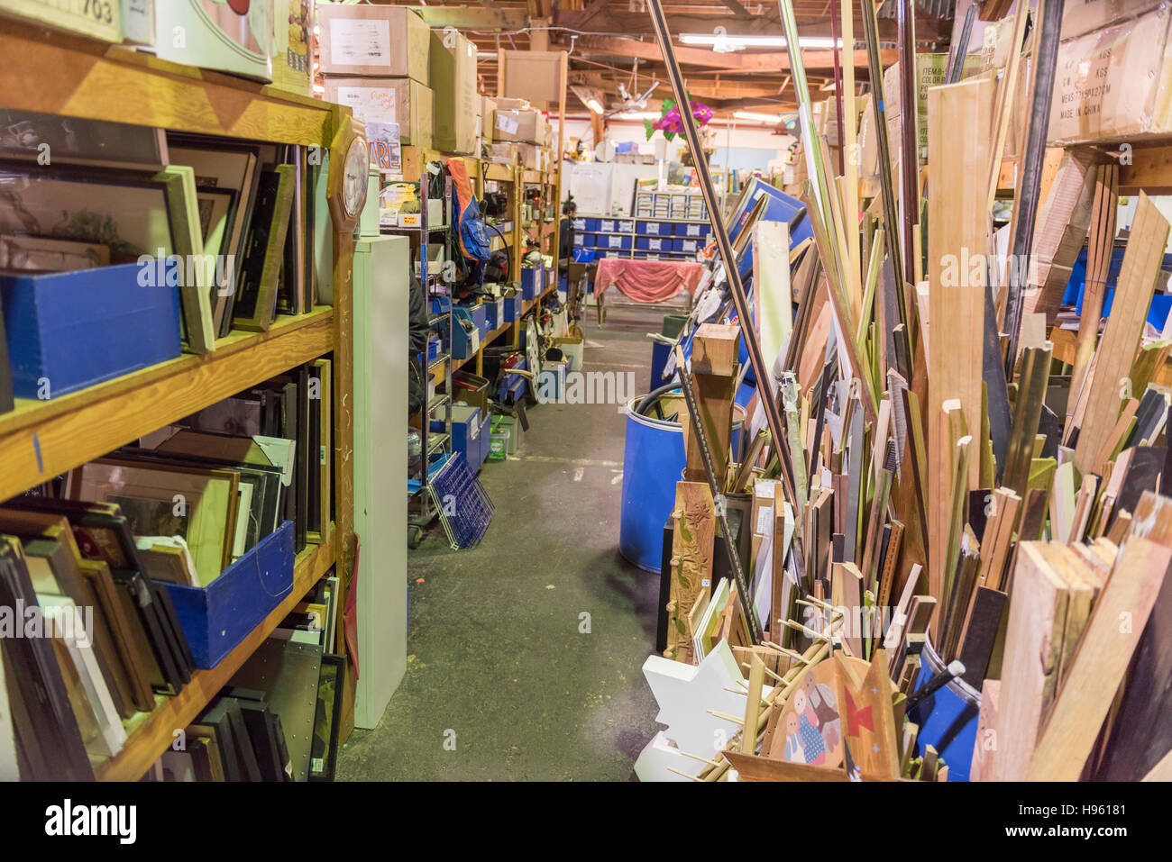 Vista interna di rottami, un creative re-cycling magazzino pubblico per materiali utili per il riutilizzo in progetti creativi, San Francisco, California, Stati Uniti d'America. Foto Stock