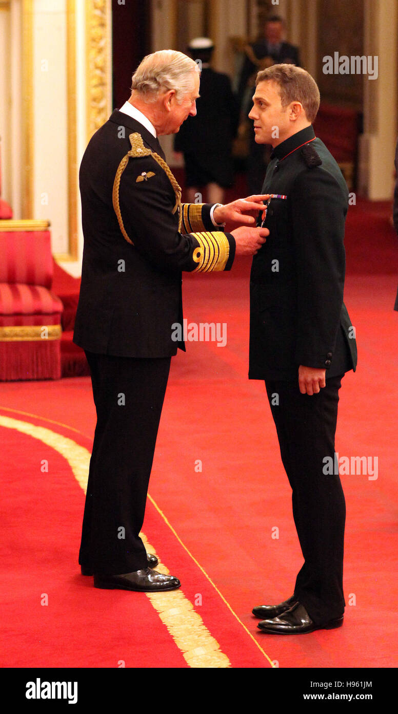 Principali Andrew Todd, il Royal Gurkha Fucili a canna rigata, è realizzato un MBE dal Principe di Galles durante una cerimonia di investitura a Buckingham Palace di Londra. Foto Stock