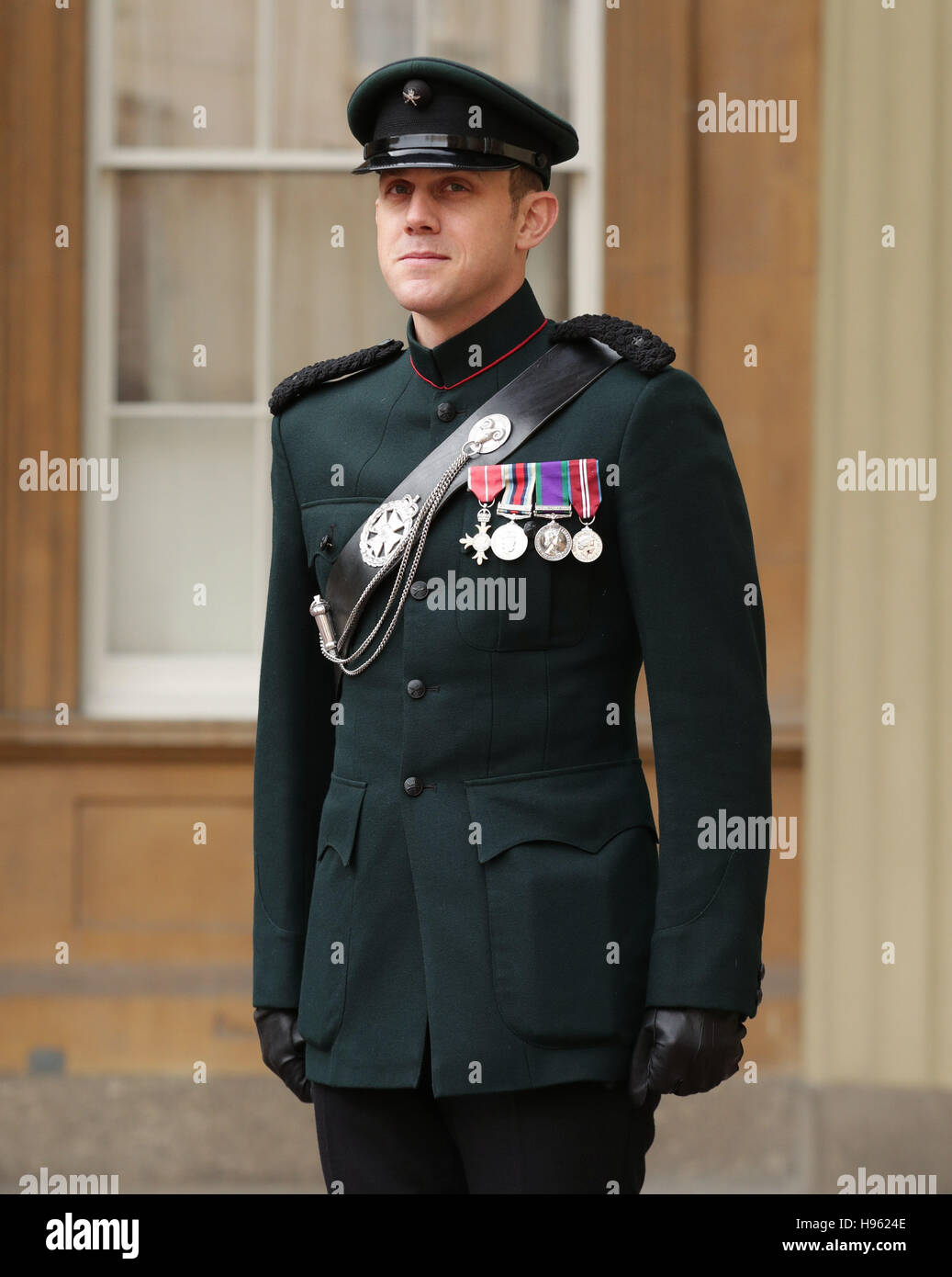 Principali Andrew Todd, il Royal Gurkha fucili con il suo MBE che egli ha ricevuto dal Principe di Galles durante una cerimonia di investitura a Buckingham Palace di Londra. Foto Stock