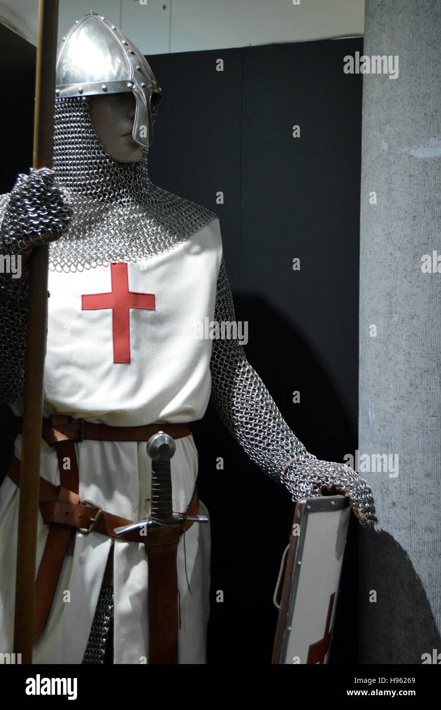 Abito di Cavaliere dell Ordine dei Templari indossata da un manichino Foto Stock
