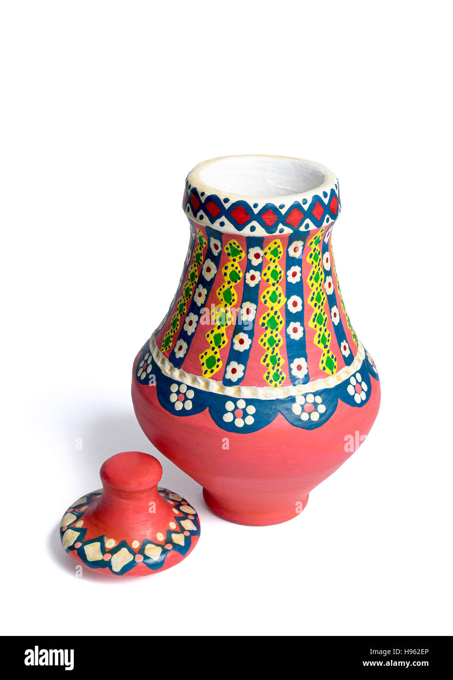 Rosa egiziano colorato decorato vaso in ceramica (in arabo: Kolla) fatti di argilla su sfondo bianco, una delle più antiche abitudini degli antichi egizi Foto Stock