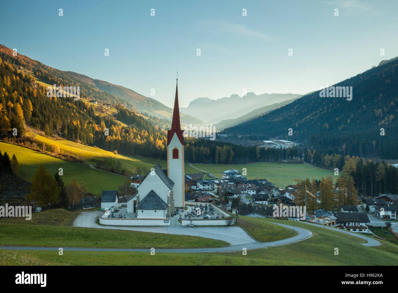 Autunno mattina presso la chiesa iconico di Sankt Nikolaus in Winnebach, Alto Adige, Italia. Dolomiti. Foto Stock