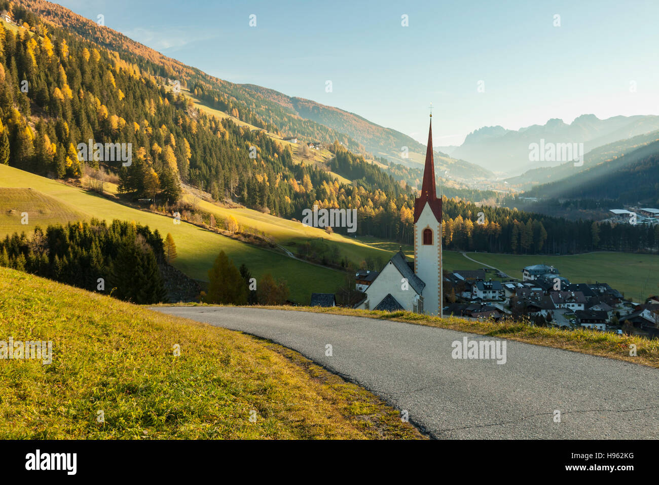 Autunno mattina presso la chiesa iconico di Sankt Nikolaus in Winnebach, Alto Adige, Italia. Dolomiti. Foto Stock