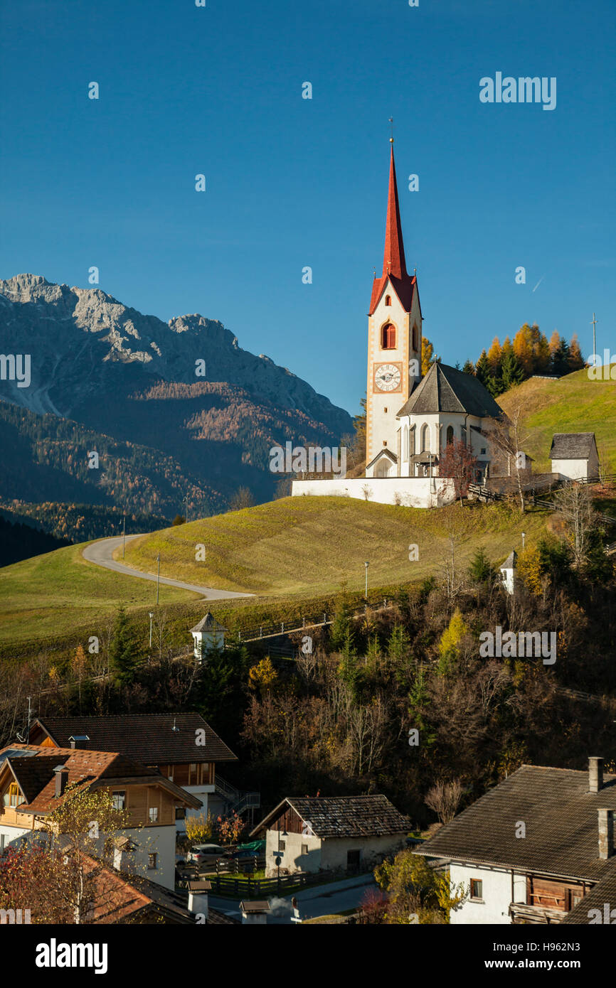 Autunno mattina presso la chiesa iconico di Sankt Nikolaus in Winnebach, Alto Adige, Italia. Dolomiti. Foto Stock