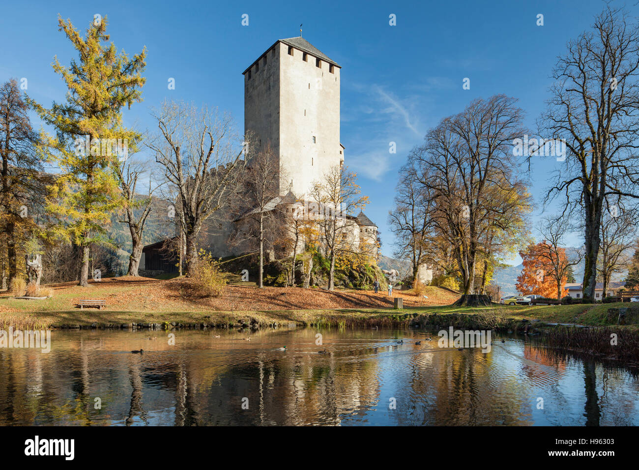 Autunno soleggiata giornata al castello Bruck a Lienz, Tirolo, Austria. Foto Stock