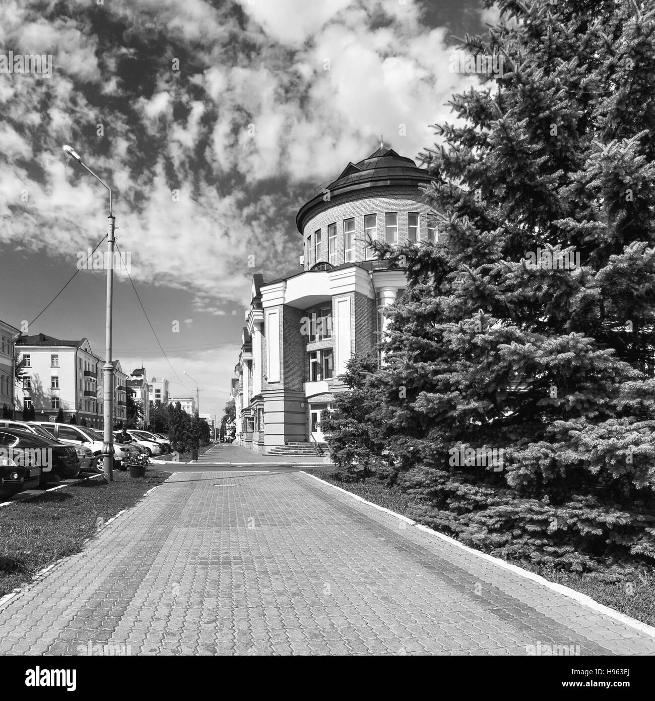 La città di Saransk in estate. Repubblica Mordovia, Russia. Immagine in bianco e nero. Foto Stock