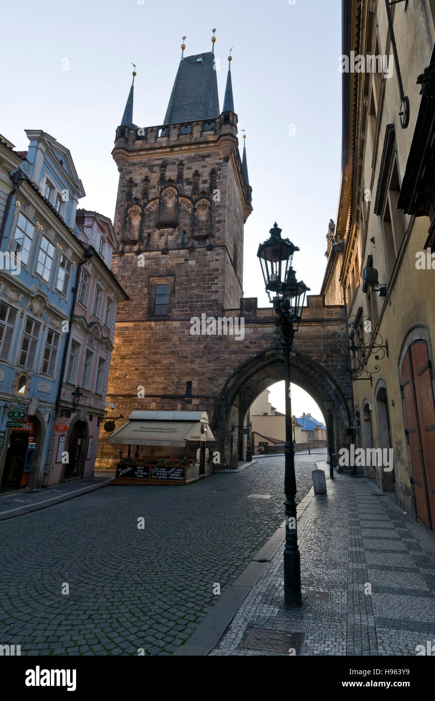 La luce del mattino presto emette una luce dorata sulle pareti delle Torri del Ponte del quartiere piccolo e del Ponte Carlo nel Foto Stock