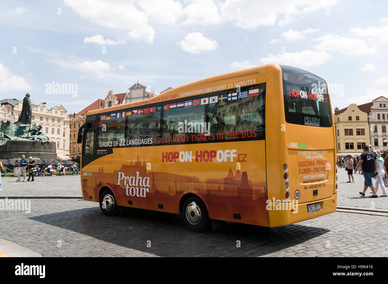 Un piccolo autobus turistico entra Staroměstské náměstí (Piazza della Città Vecchia) a Praga, Repubblica Ceca. Foto Stock