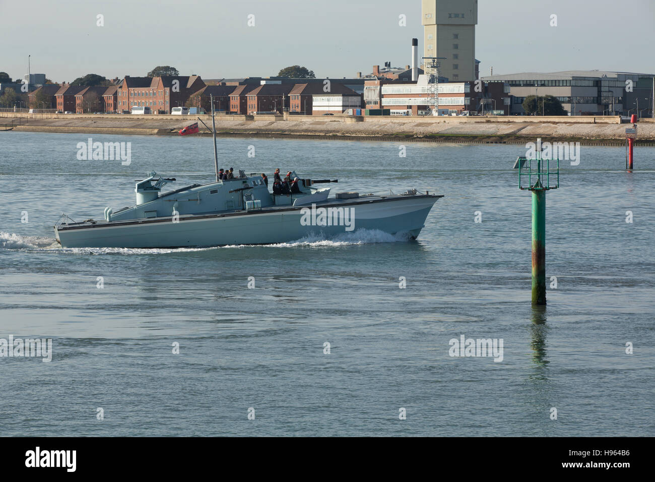 Motore cannoniere MGB 81 a velocità inserendo il porto di Portsmouth. Costruito nel 1942 ora parte del National Historic Fleet Foto Stock