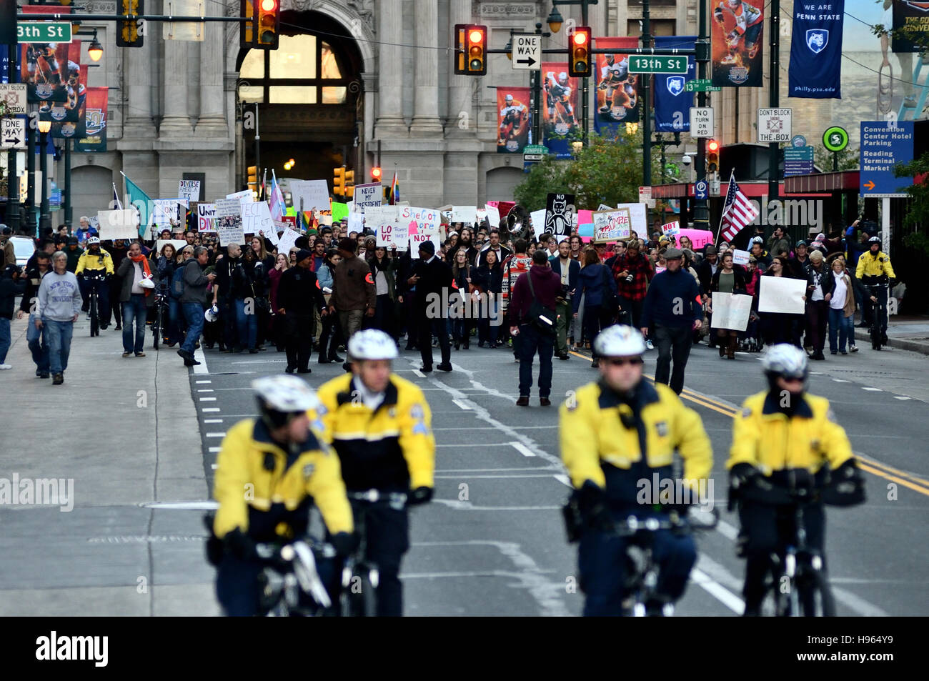 Centinaia di partecipare al quinto giorno consecutivo di Post-Election Anti-Trump proteste, nel centro di Philadelphia, PA., su nov. 13, 2016 Foto Stock