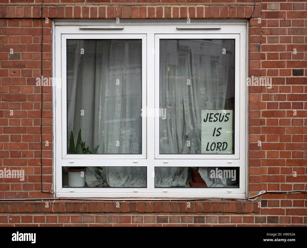 "Gesù è Signore" finestra segno visibile nella parte sud di Londra, Regno Unito. Foto Stock