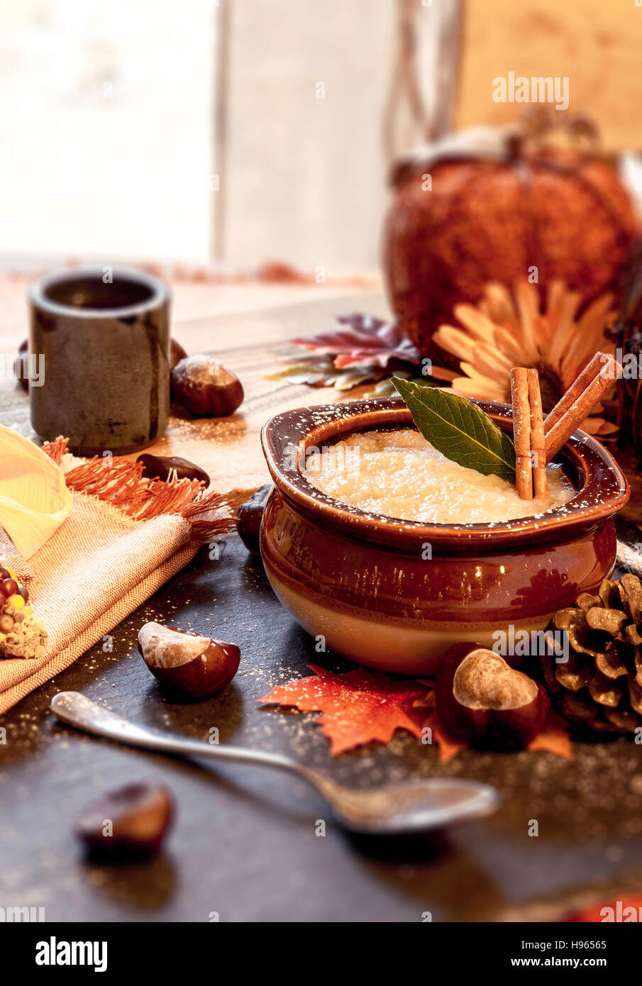 Caduta tabella degli alimenti scena con salsa di mele. Foto Stock