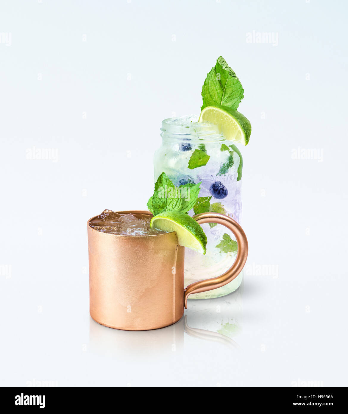 Moscow Mule Mug e mirtillo Mint Mojito su sfondo bianco Foto Stock