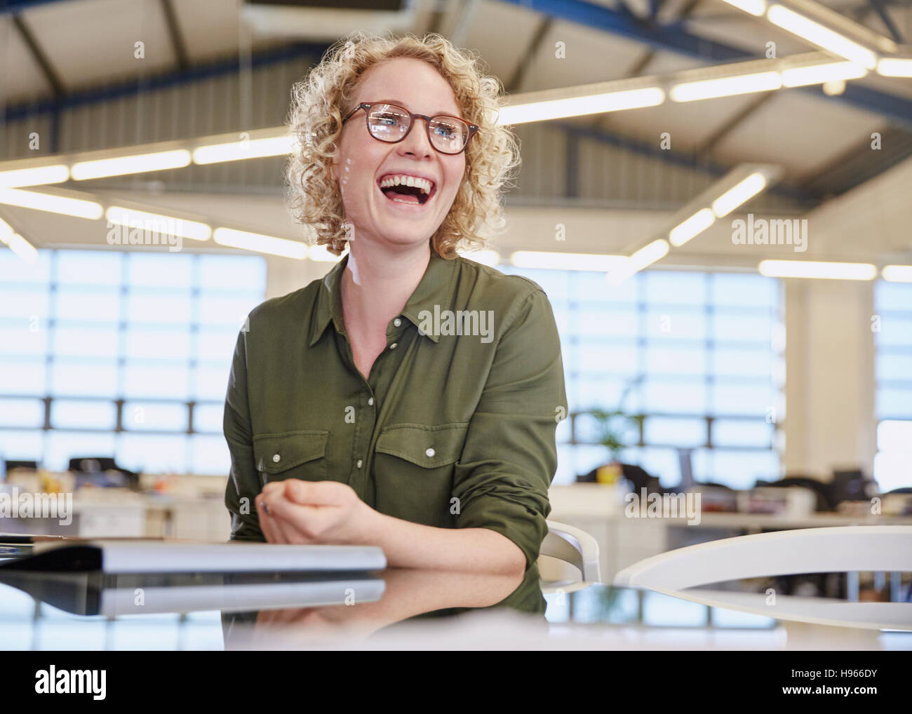 Ridendo imprenditrice in office Foto Stock