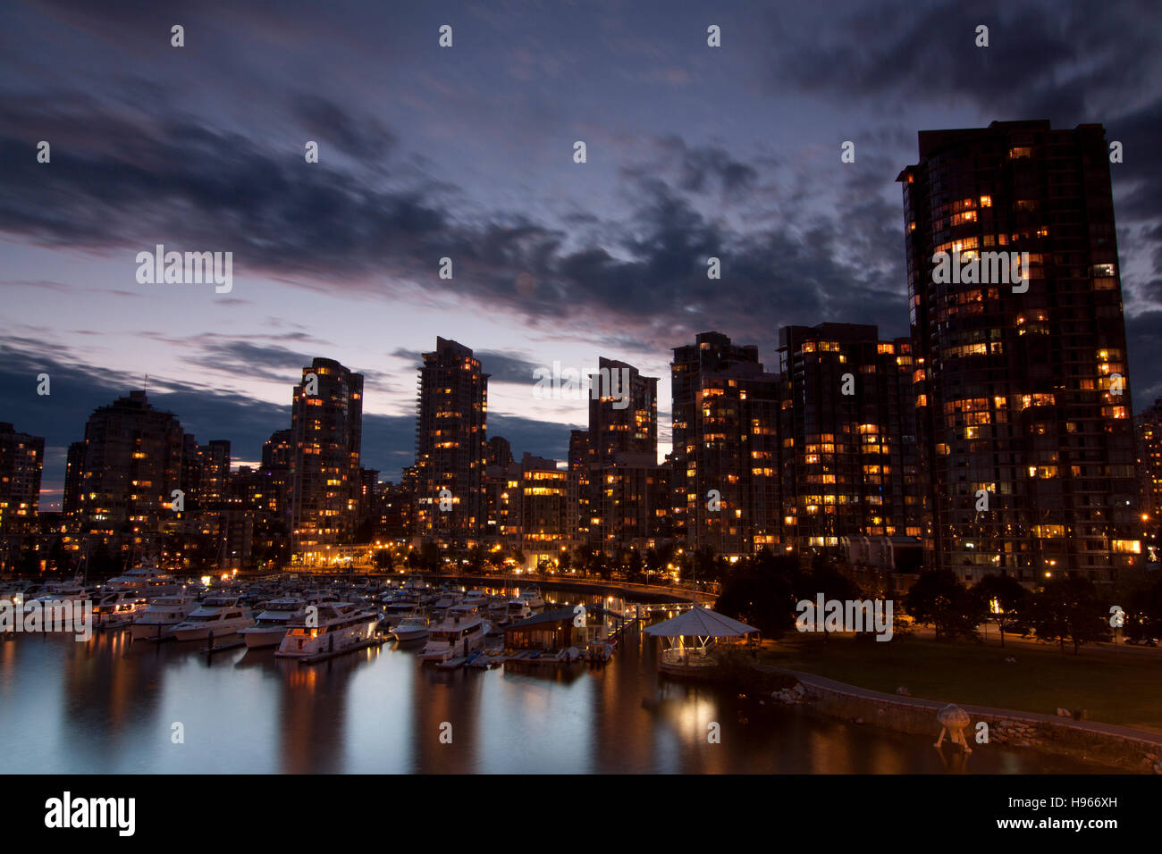 Edificio a Vancouver marina durante NUVOLOSO TRAMONTO Foto Stock