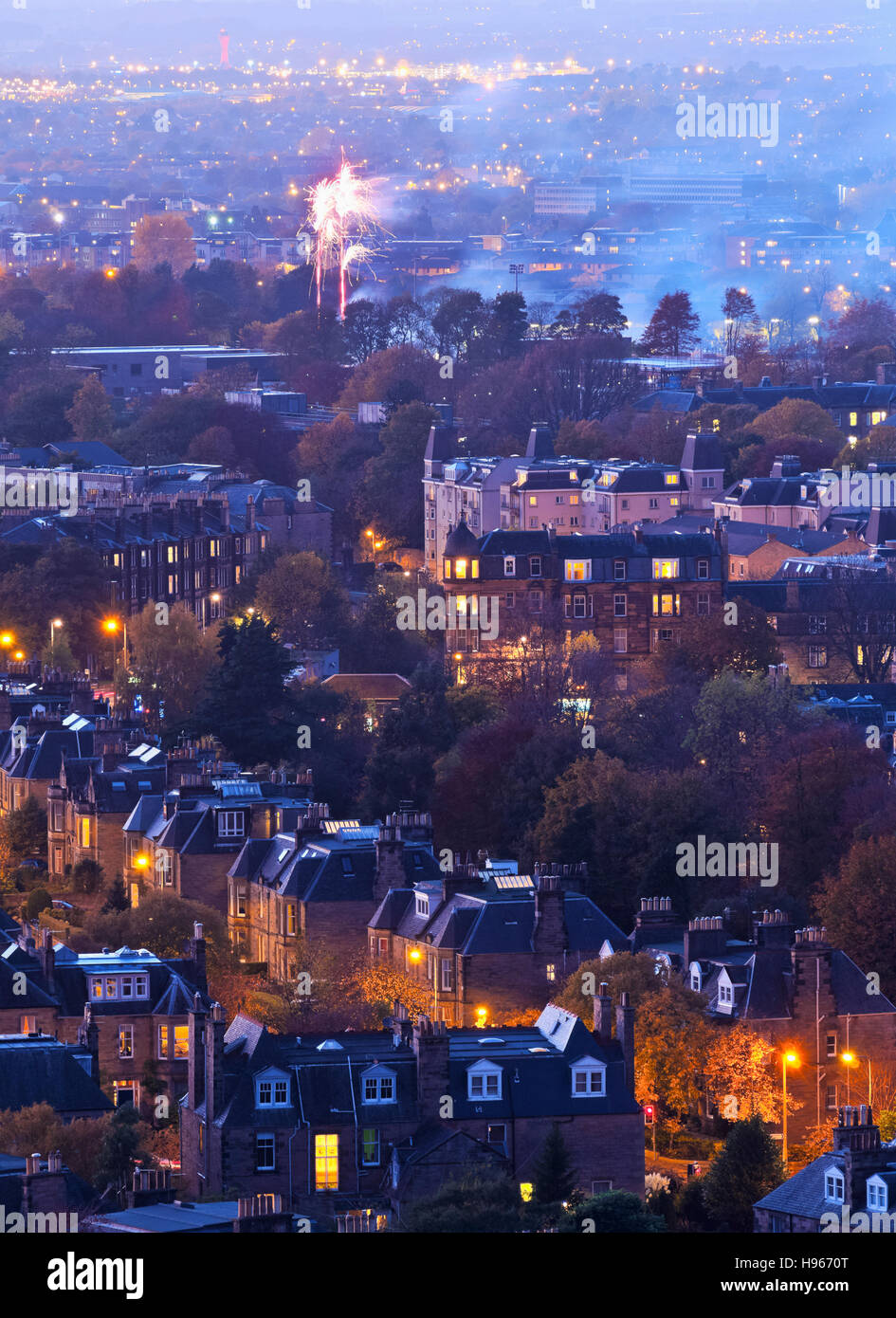 Regno Unito, Scozia, Edimburgo, fuochi d'artificio sopra il quartiere Morningside visto dal Blackford Hill. Foto Stock