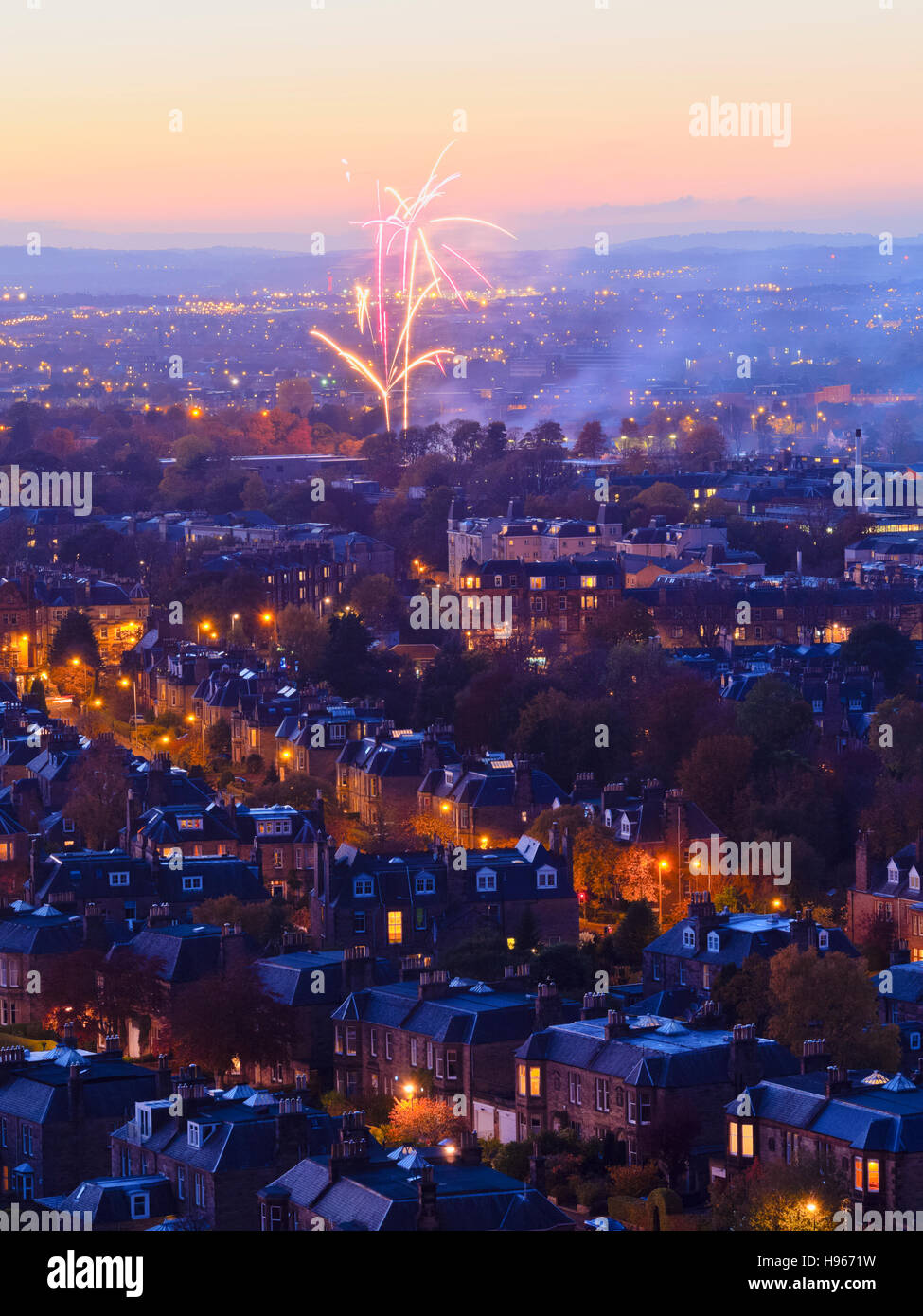 Regno Unito, Scozia, Edimburgo, fuochi d'artificio sopra il quartiere Morningside visto dal Blackford Hill. Foto Stock