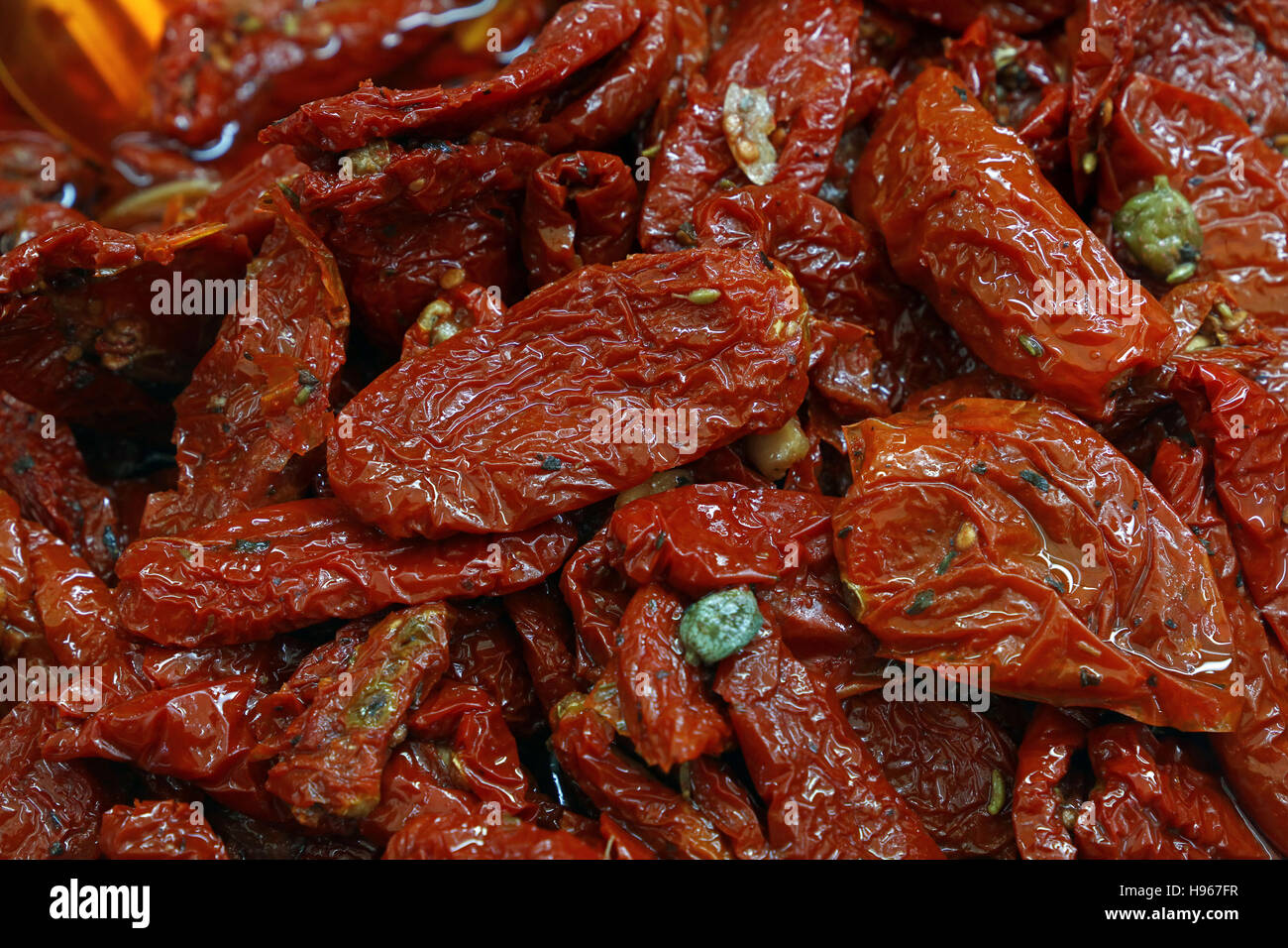 Indurito secchi conditi pomodori rossi sulla vendita al dettaglio di alimenti freschi di mercato display di stallo, vicino ad alto angolo di visione Foto Stock