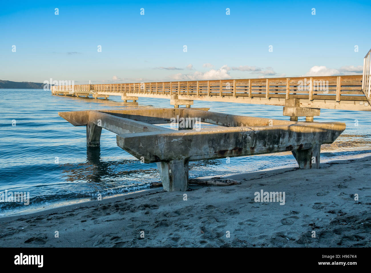 Una vista del molo di pesca in punto e linea, Washington a marea alta. Foto Stock