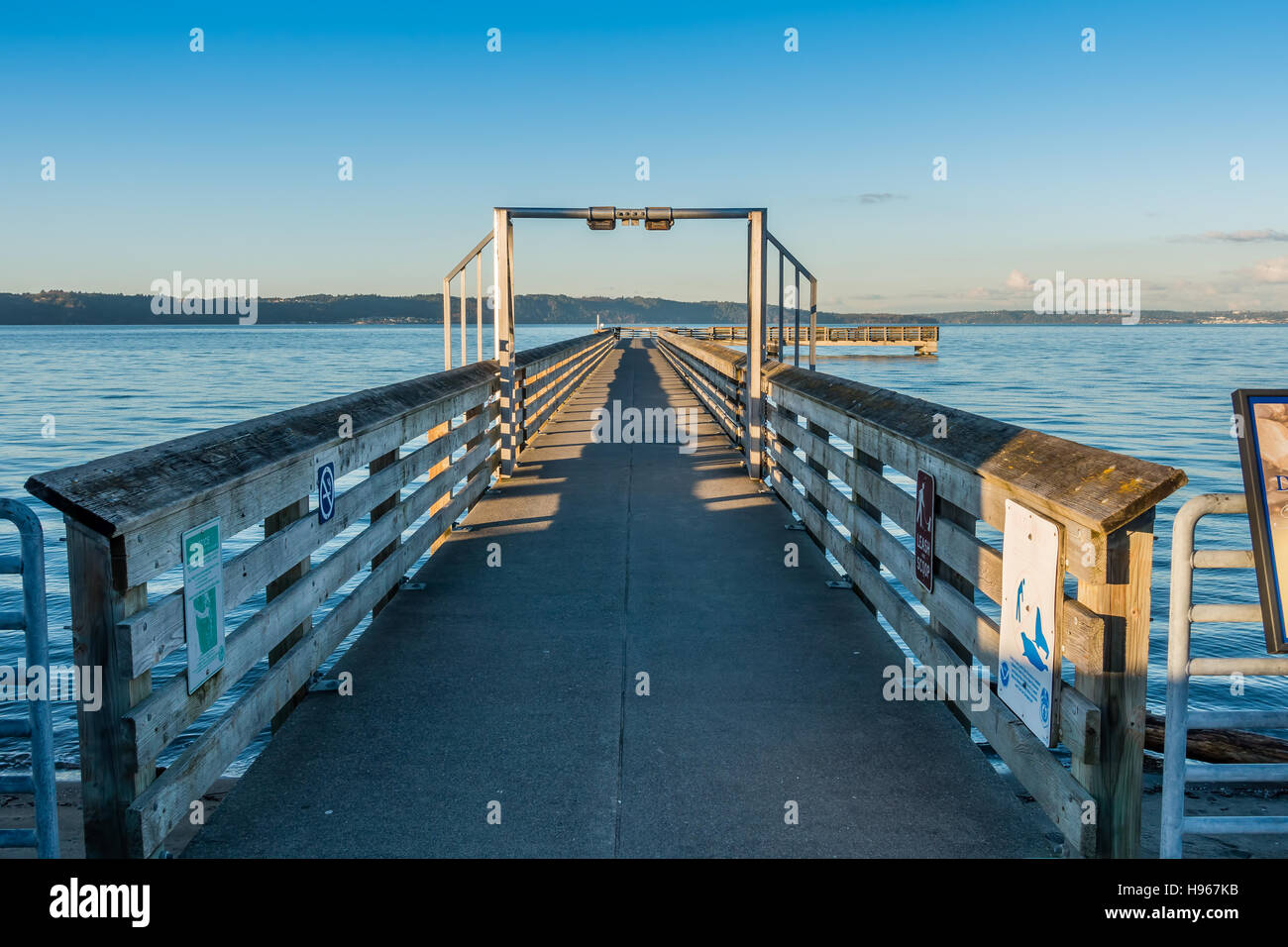 Una vista del molo di pesca in punto e linea, Washington a marea alta. Foto Stock