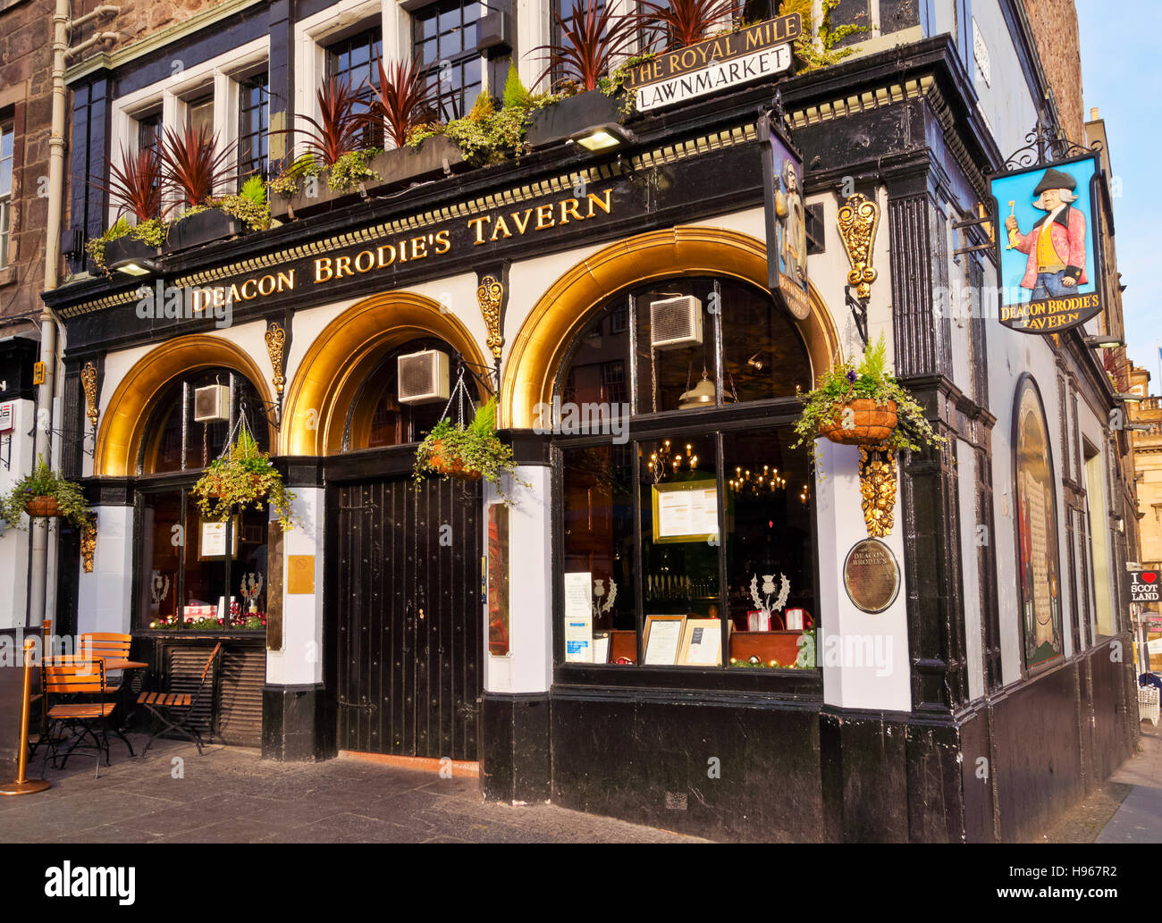 Regno Unito, Scozia, Edimburgo, il Royal Mile, vista del diacono Brodie's Tavern. Foto Stock