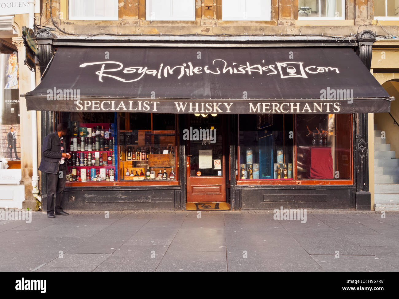 Regno Unito, Scozia, Edimburgo, il Royal Mile, vista lo specialista whisky shop. Foto Stock