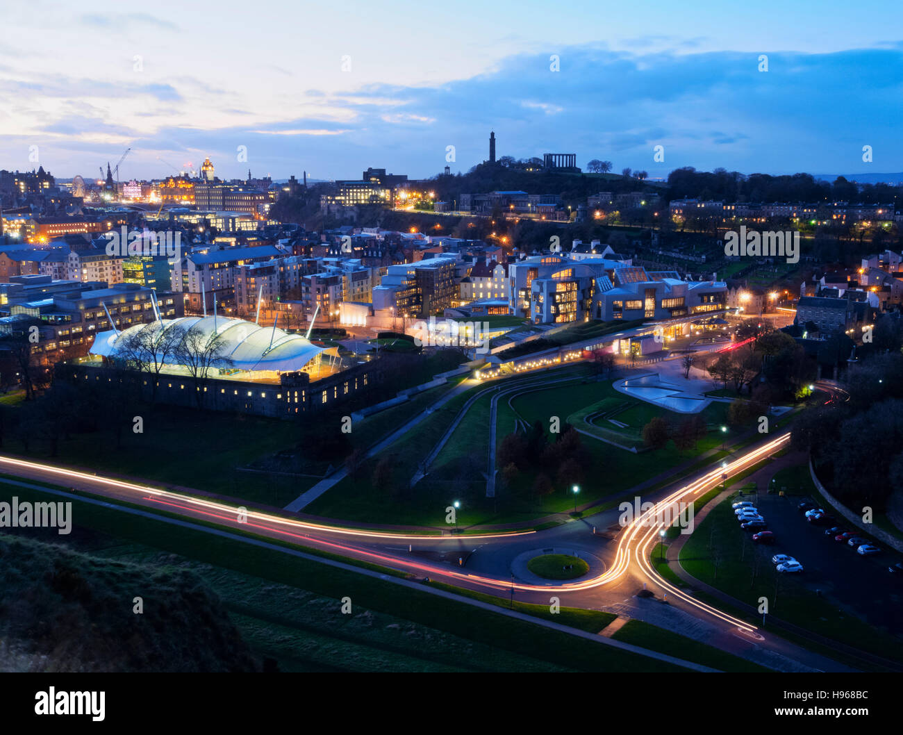Regno Unito, Scozia, Edimburgo, crepuscolo vista verso il nostro Dynamic Earth, Edificio del Parlamento scozzese e la Calton Hill. Foto Stock