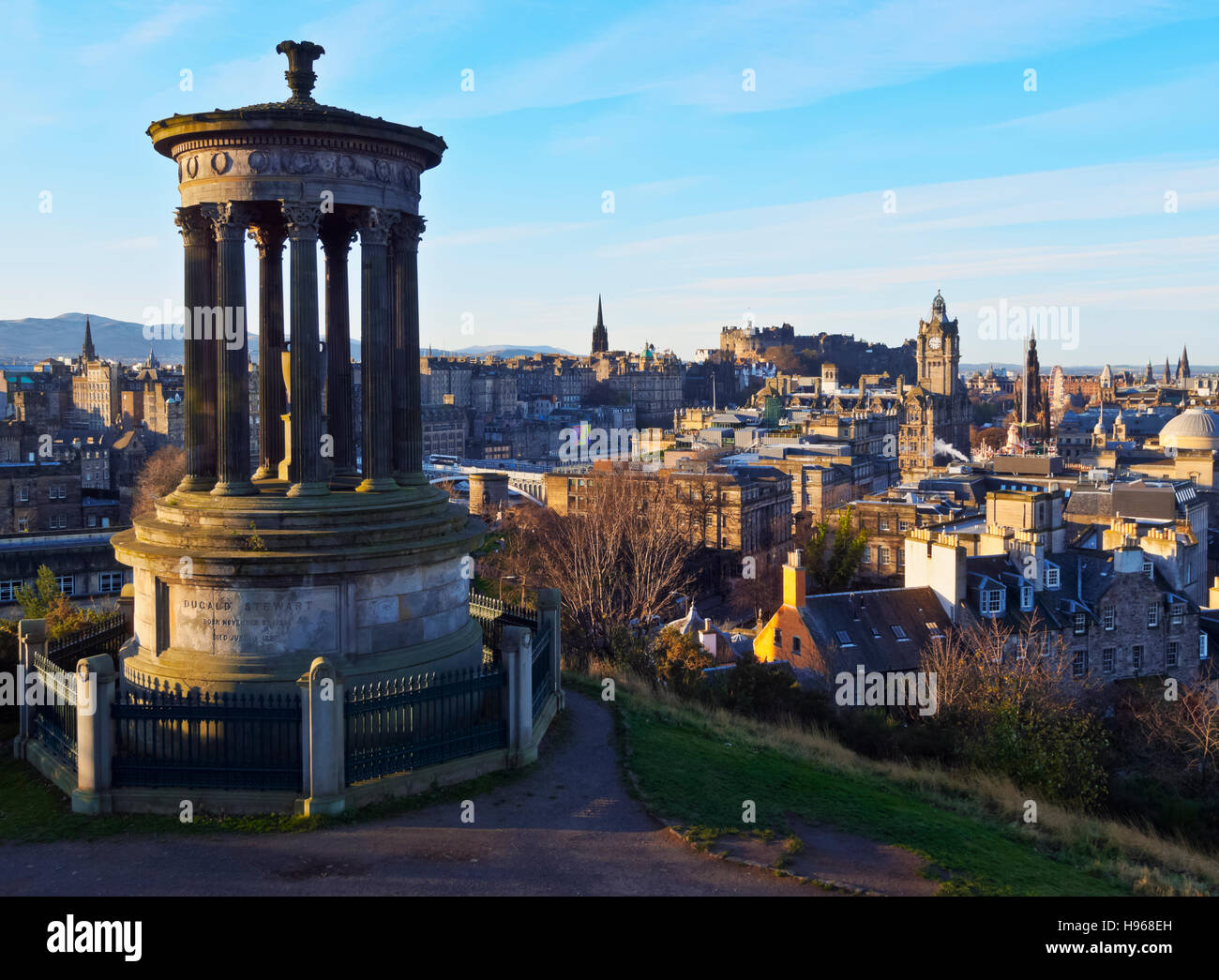 Regno Unito, Scozia, Edimburgo, Calton Hill, vista del Dugald Stewart monumento, il Balmoral Hotel la Torre dell Orologio e il castello. Foto Stock