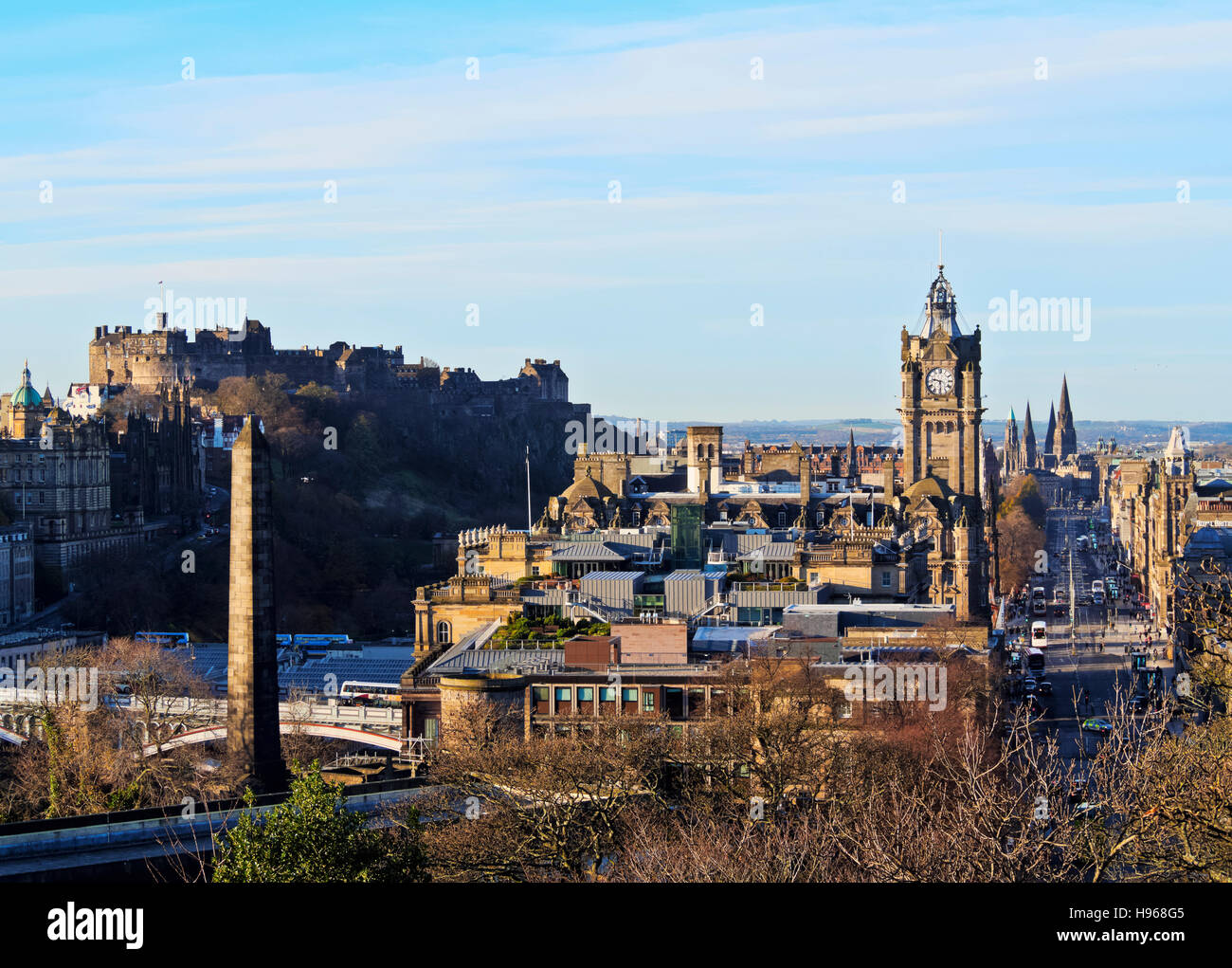 Regno Unito, Scozia, Lothian, Edimburgo, Calton Hill, Vista Princes Street con il Balmoral Hotel Torre dell'orologio. Foto Stock