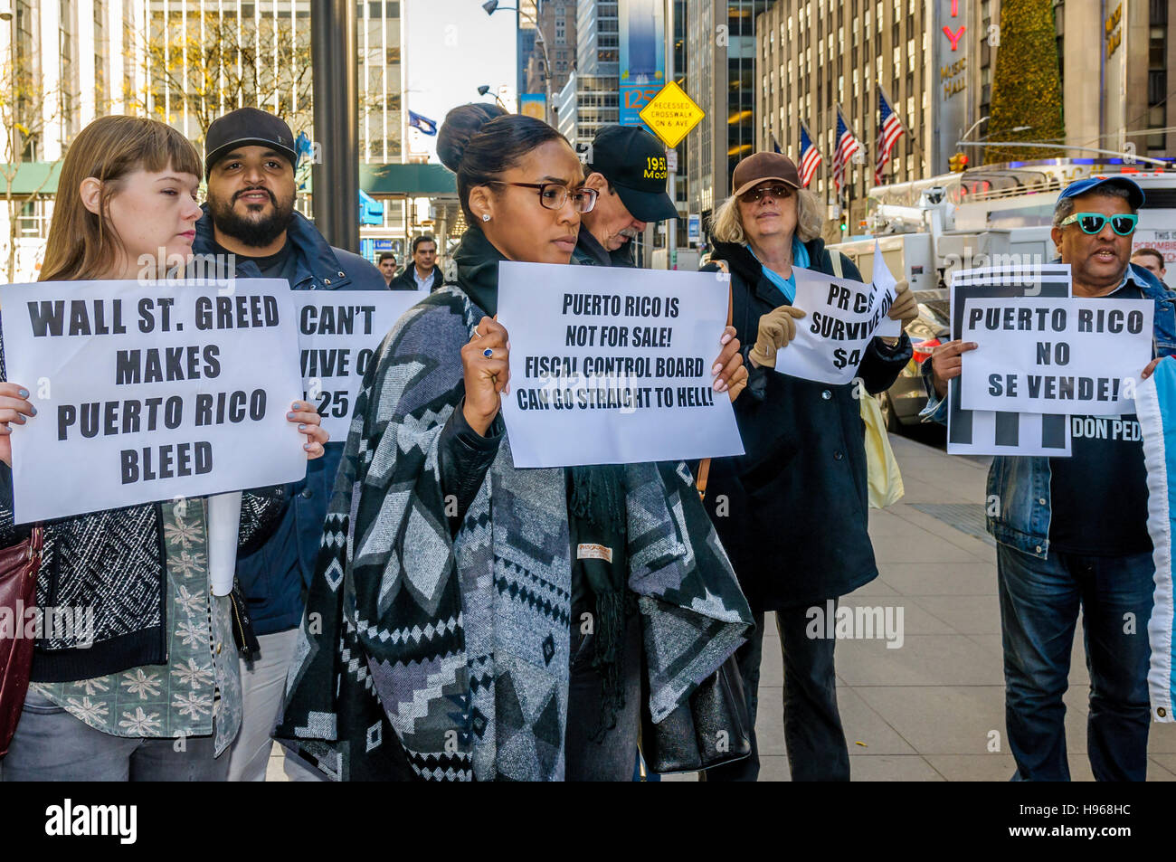 New York, Stati Uniti. Xviii Nov, 2016. L'attivista gruppo unito contro la promesa di New York ha organizzato una manifestazione di protesta al di fuori dell'ufficio di Donald Trump preferito di hedge fund sostenitore John Paulson. Paulson è forse meglio conosciuta per aver scommesso contro gli Stati Uniti mutui subprime mercato nel 2007, rendendo circa 4 miliardi di dollari. Negli ultimi anni, Paulson e altri hedge fund gli investitori hanno distribuito una intensa attività di lobbying per assicurarsi che i debiti Puerto Rico dovuti alla loro hedge funds sono stati in prima linea per il rimborso integrale. Credito: Erik McGregor/Pacific Press/Alamy Live News Foto Stock