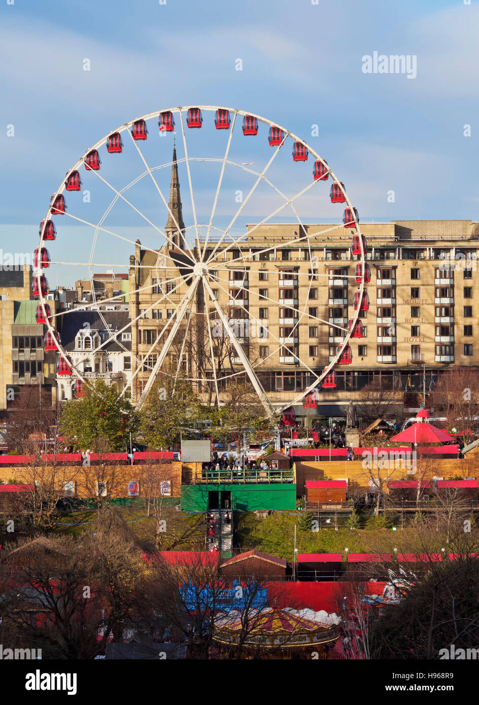 Regno Unito, Scozia, Lothian, Edimburgo, crepuscolo vista della grande ruota sul mercato di Natale su Princes Street. Foto Stock