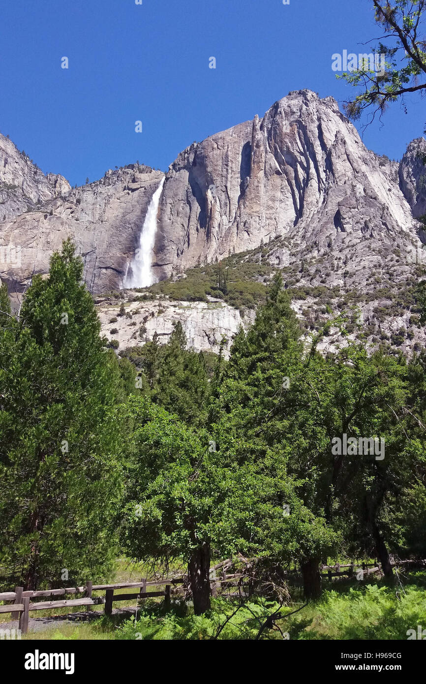 Yosemite superiore rientrano nel Parco Nazionale di Yosemite in California, Stati Uniti d'America sulla molla. Foto Stock