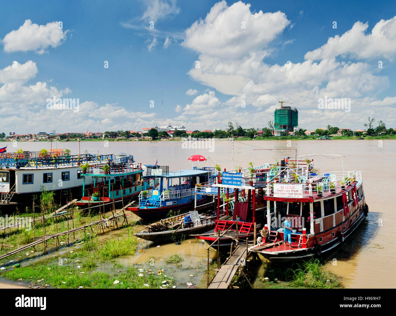 Turistiche gita sul fiume vecchie barche di legno in riverside phnom penh cambogia città Foto Stock