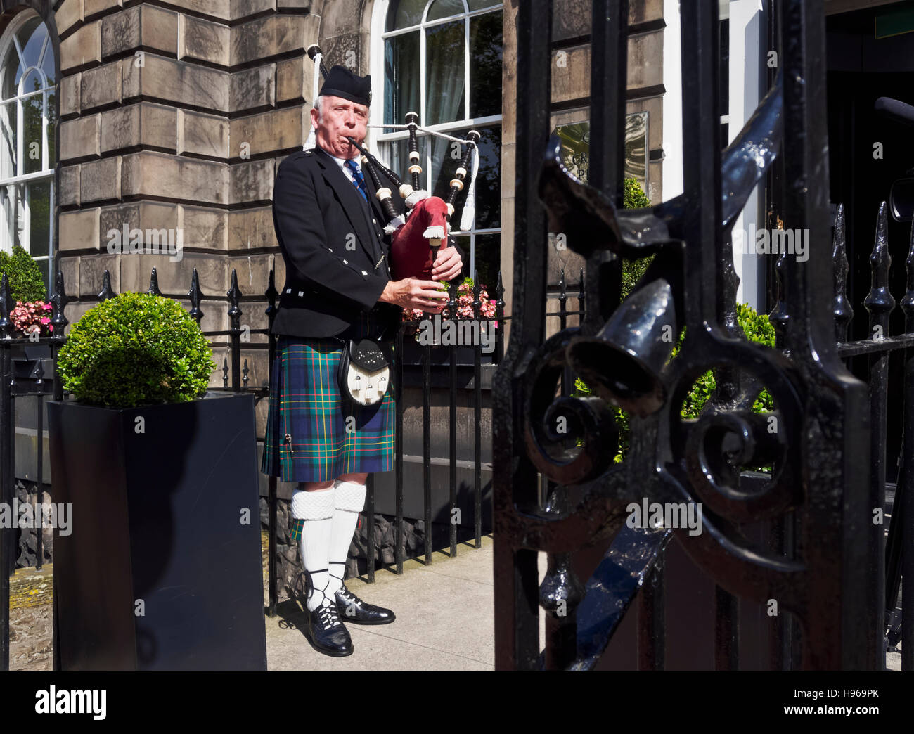 Regno Unito, Scozia, Edimburgo, New Town, Scottish bagpiper vestito in kilt. Foto Stock