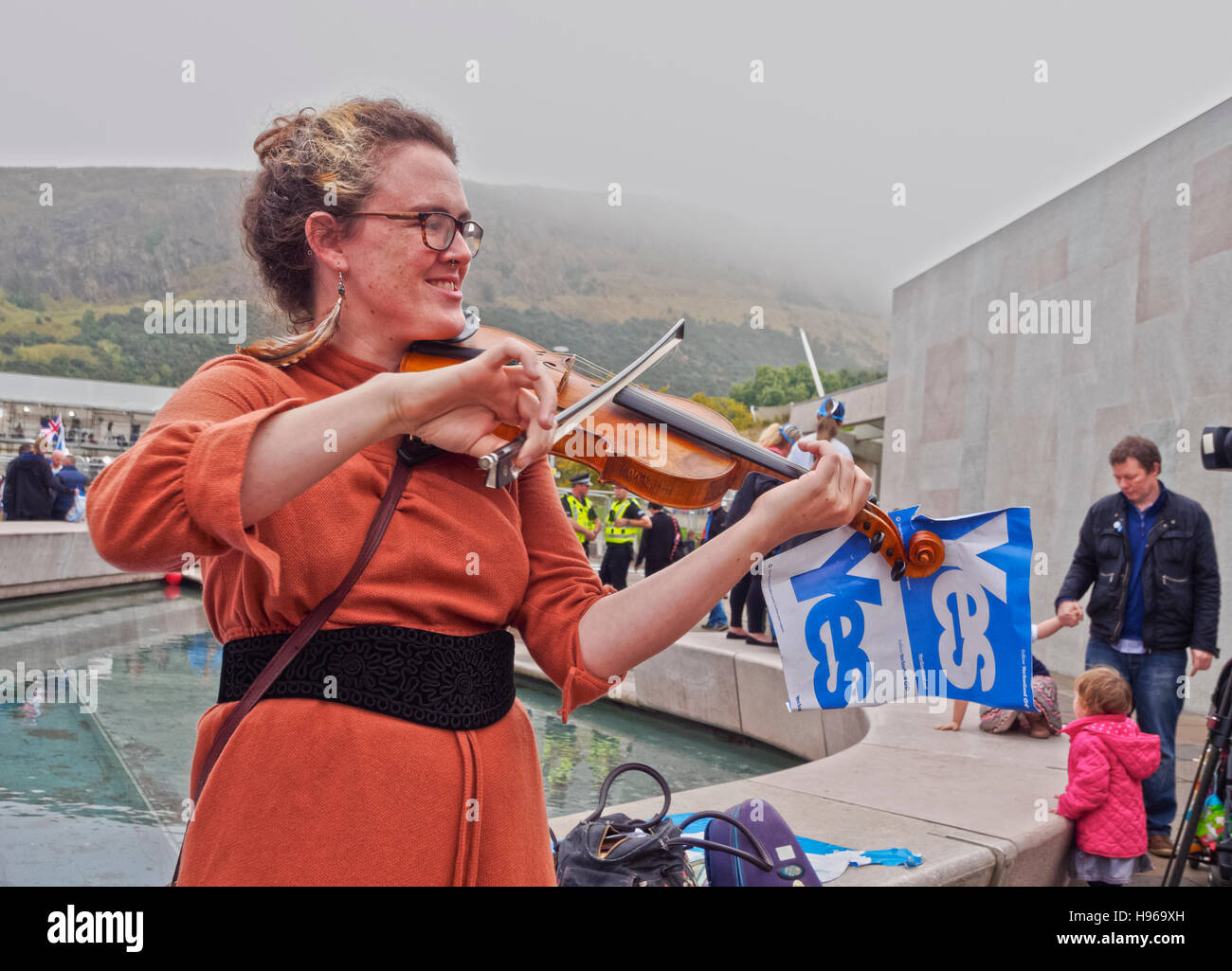 Regno Unito Scozia Lothian Edimburgo persone al di fuori dell'edificio del parlamento scozzese di Scottish referendum di indipendenza il giorno 18 Foto Stock