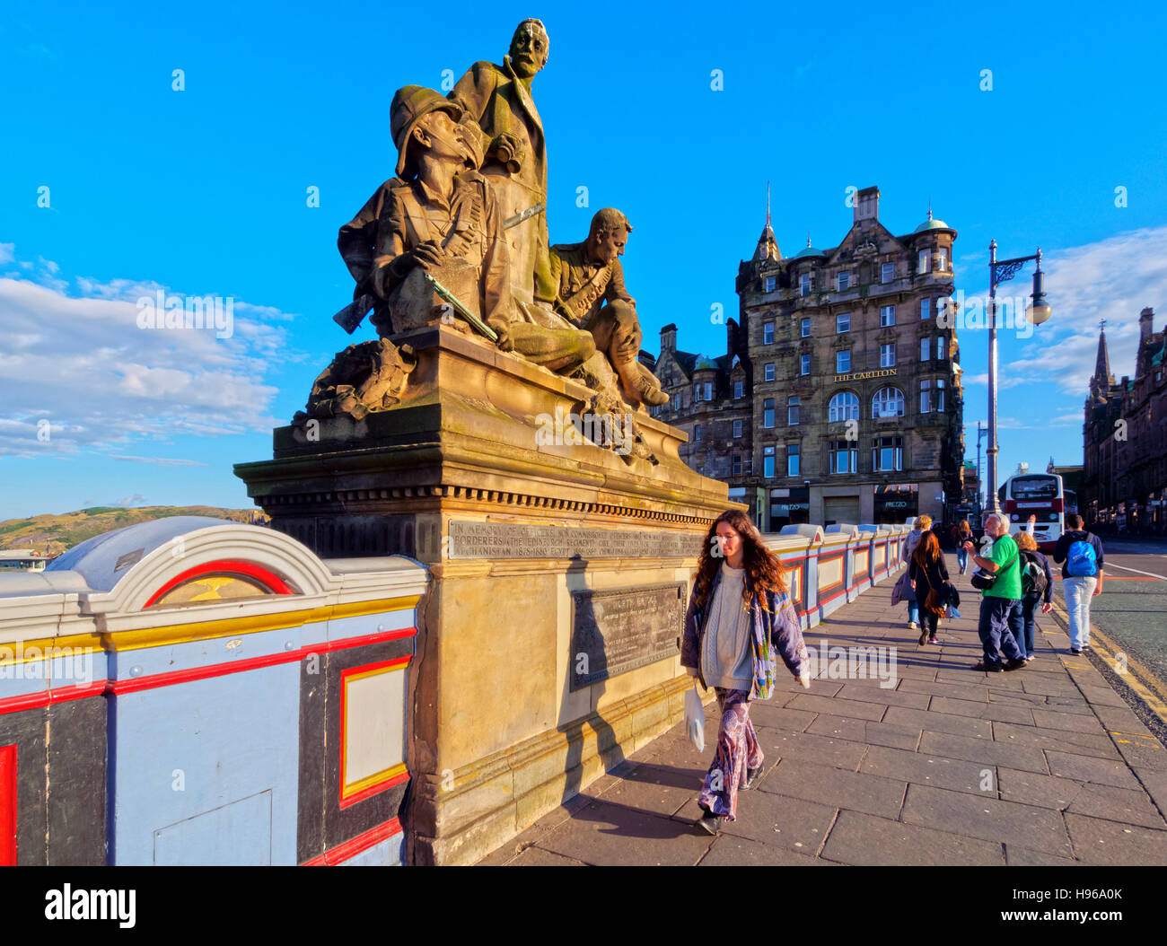 Regno Unito, Scozia, Edimburgo, vista del North Bridge. Foto Stock