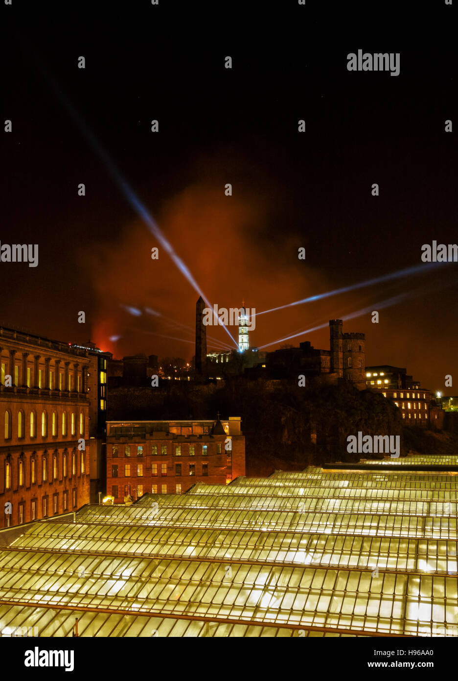 Regno Unito, Scozia, Edimburgo, Hogmanay su Calton Hill. Foto Stock