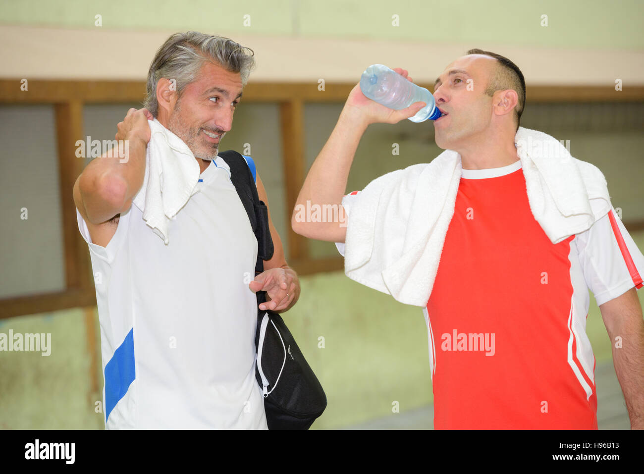 Uomo e un amico acqua potabile dopo la sessione di sport Foto Stock